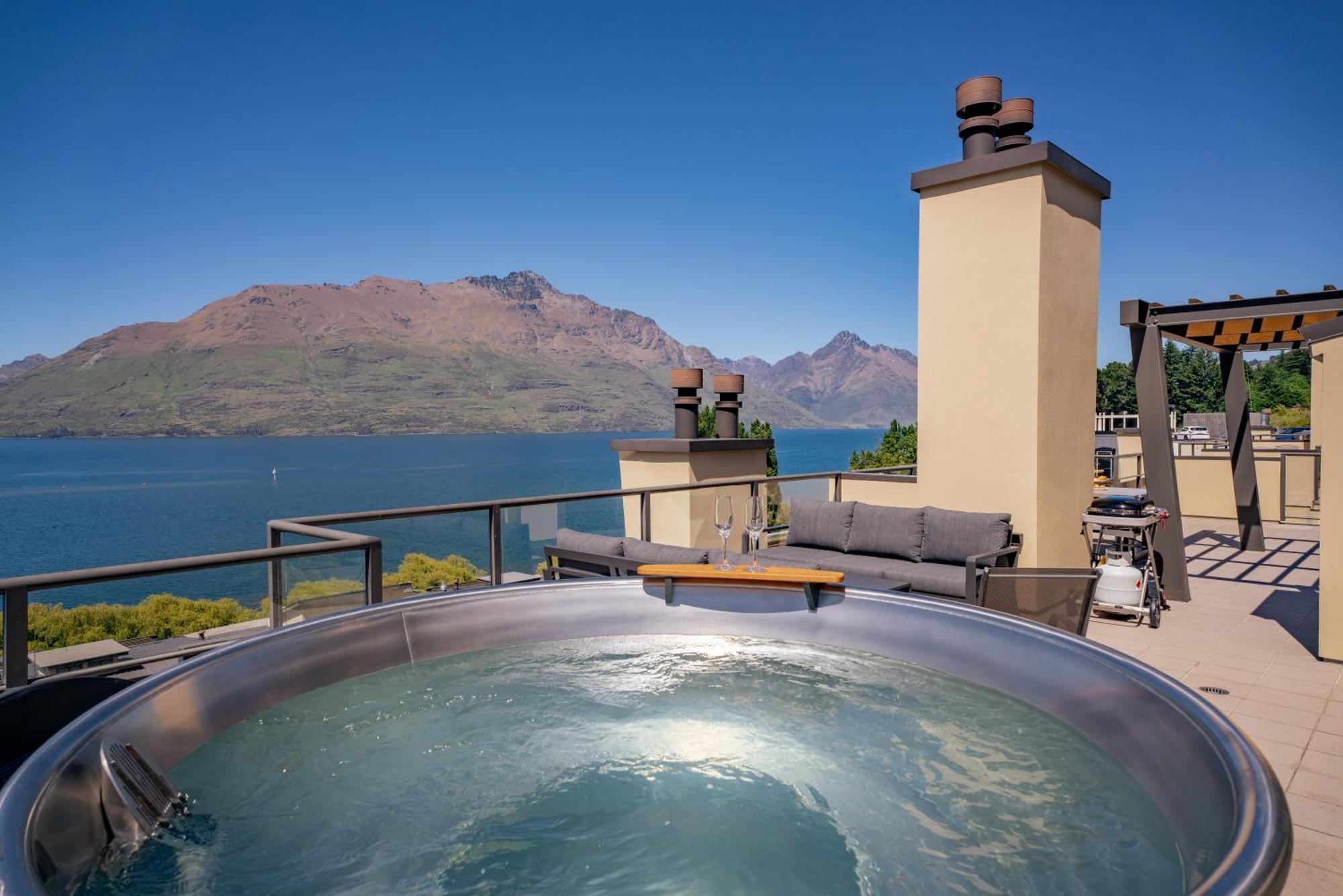 Luxury 6-bedroom Penthouse - The Beacon With 3 Spas * Queenstown