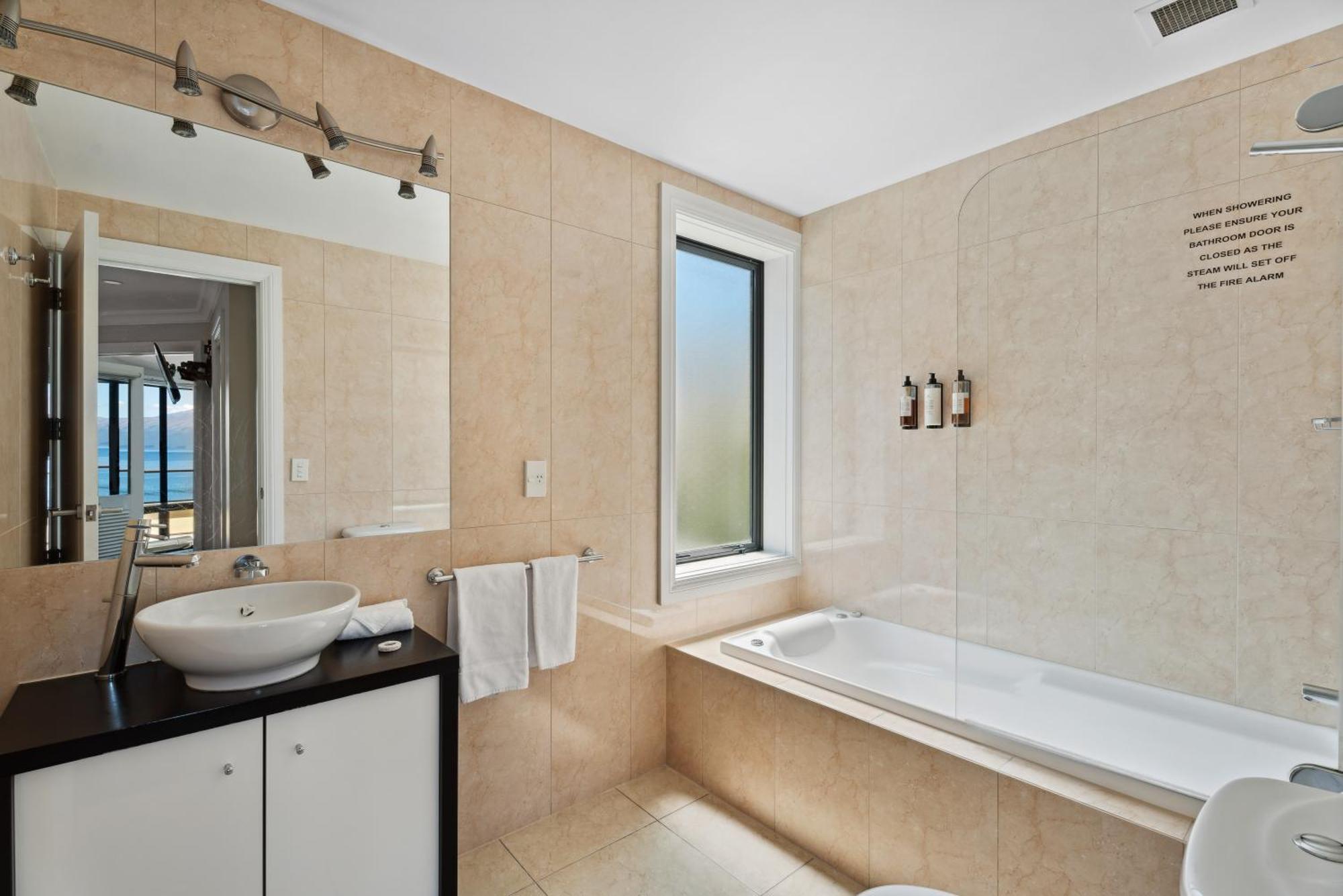 Luxury 6-bedroom Penthouse - The Beacon With 3 Spas Apartment Queenstown