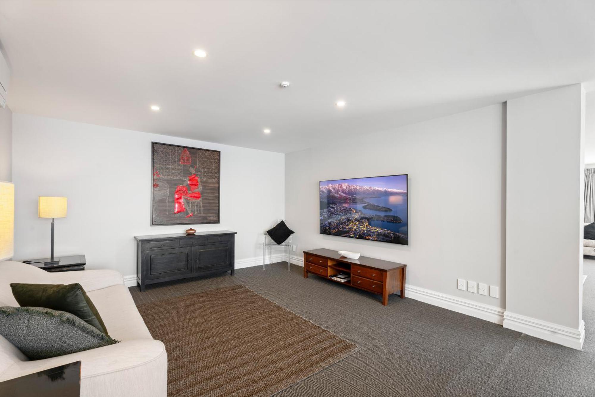 Luxury 6-bedroom Penthouse - The Beacon With 3 Spas Queenstown