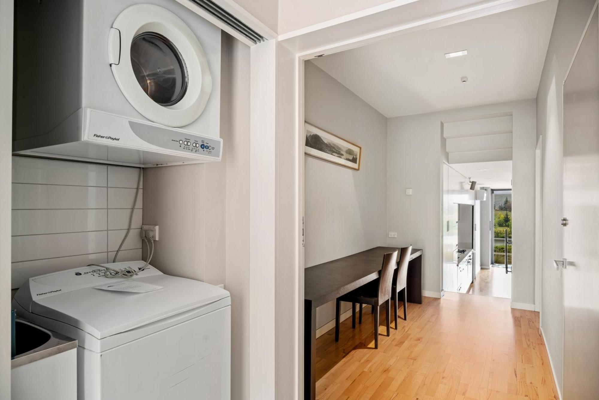Modern Executive Living In Pounamu - 16 Queenstown