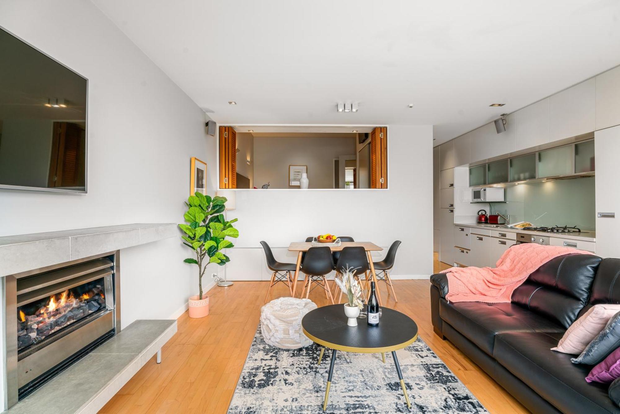 Modern Executive Living In Pounamu - 16 *