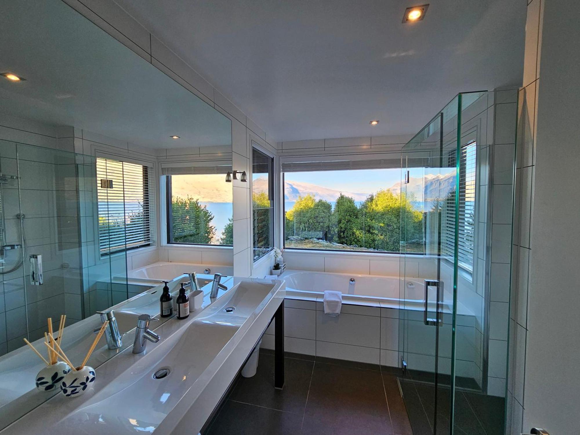 Private Retreat - Stunning & Mountain Views Holiday home Queenstown
