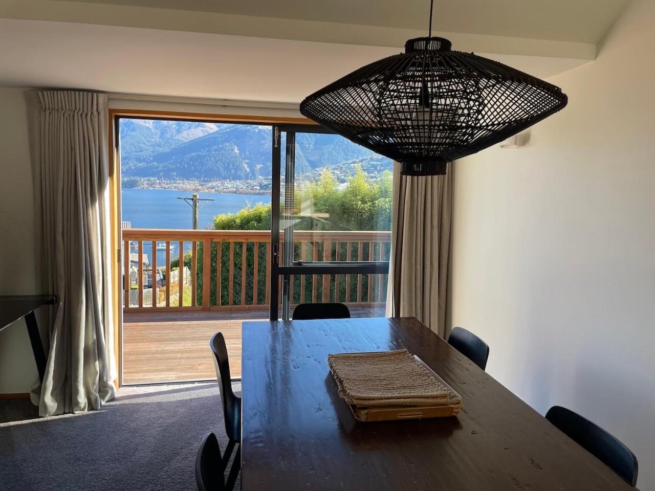 Lakehouse - Water Taxi To Queenstown! Holiday home *