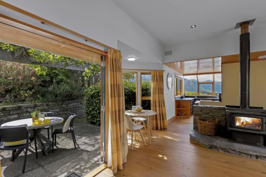 Picturesque On Peregrine, Close To Town With Views Holiday home *