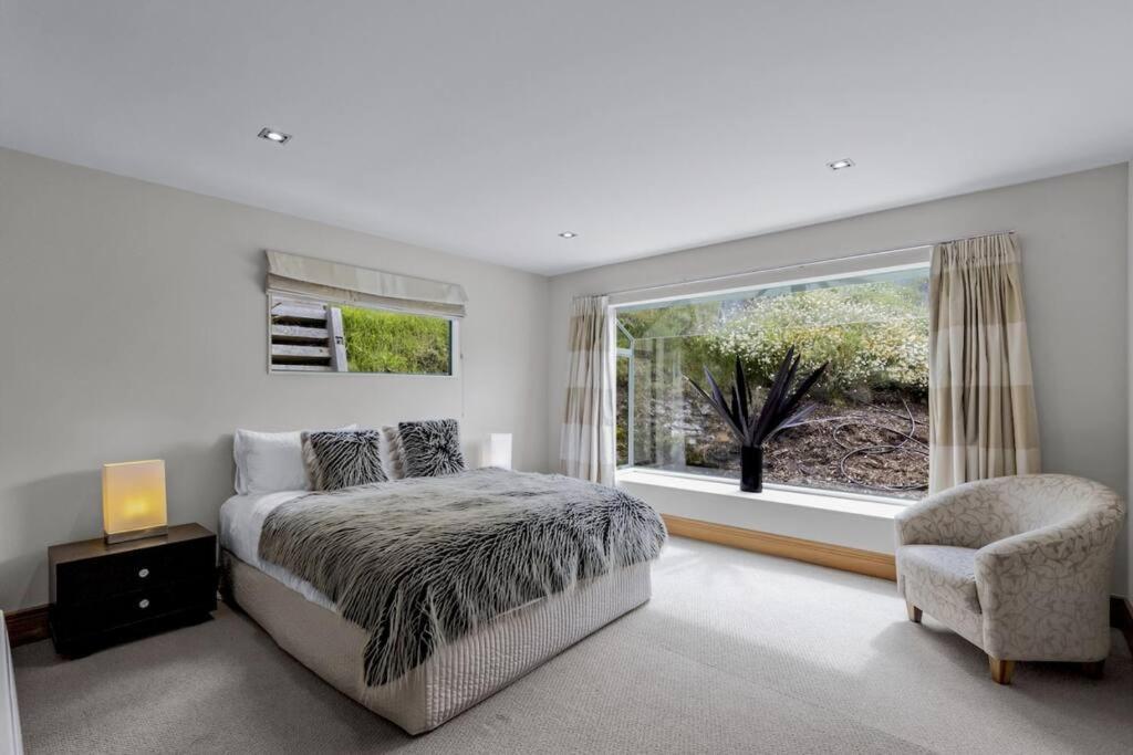 Picturesque On Peregrine, Close To Town With Views Holiday home *
