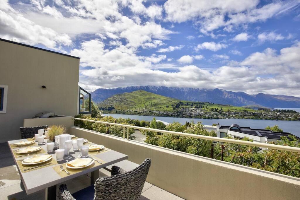 Picturesque On Peregrine, Close To Town With Views Holiday home Queenstown