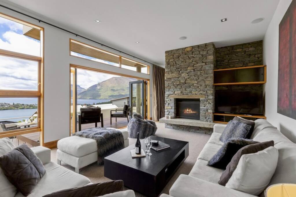 Picturesque On Peregrine, Close To Town With Views Holiday home *