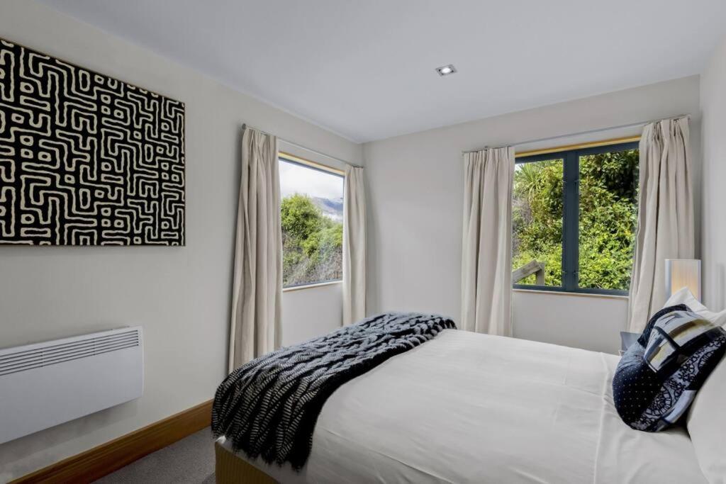 Picturesque On Peregrine, Close To Town With Views Holiday home Queenstown