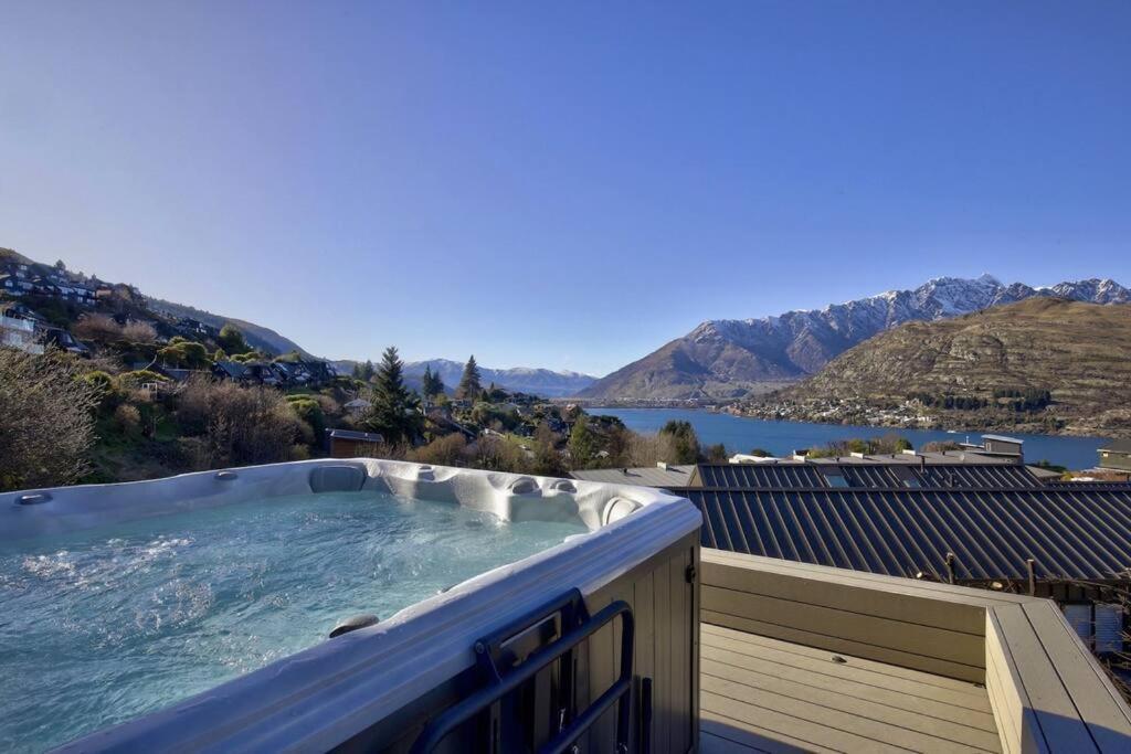 Highview Hideaway - Hot Tub With Views Queenstown