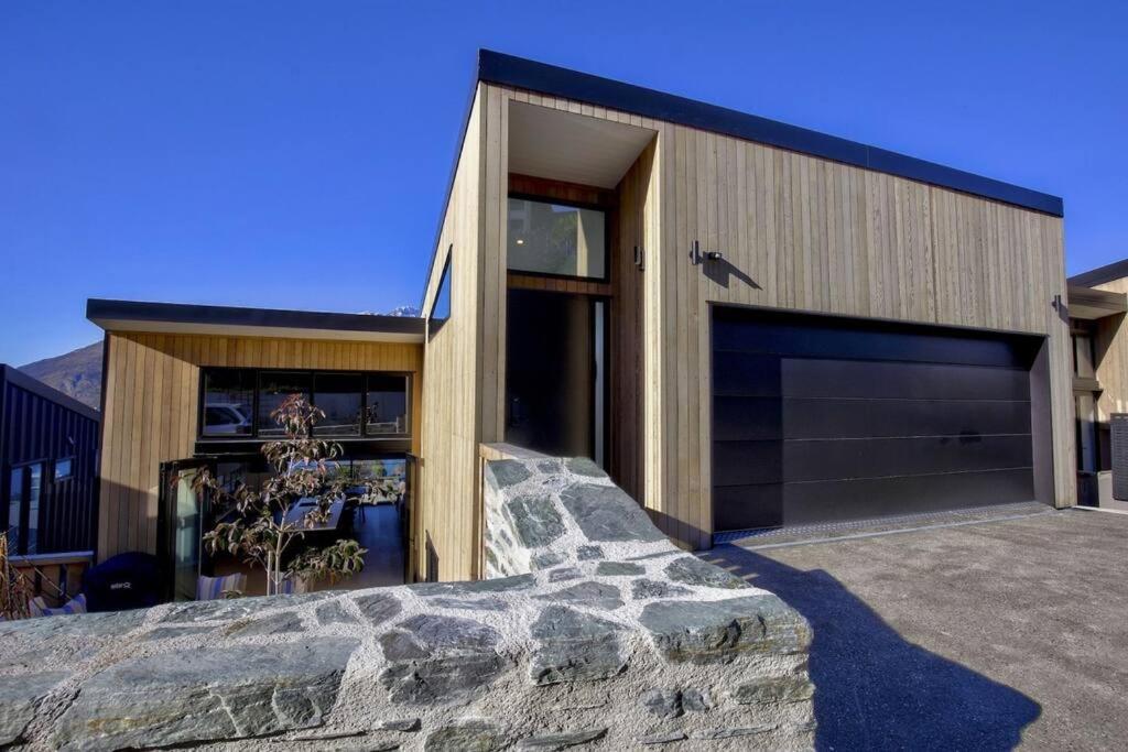 Highview Hideaway - Hot Tub With Views Queenstown