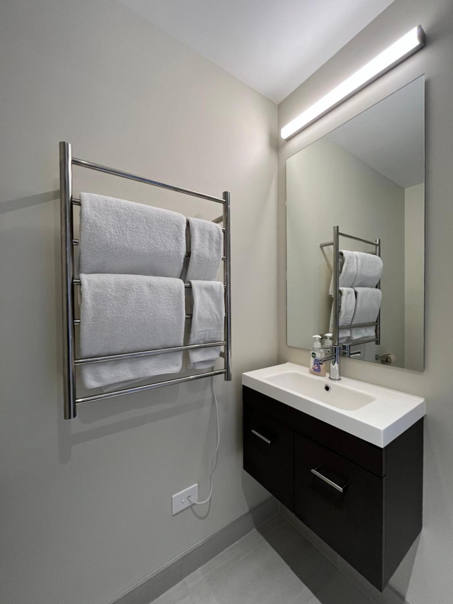 Apartment - 5mins To Airport - Aircond - Free Wifi - Walk To Centre