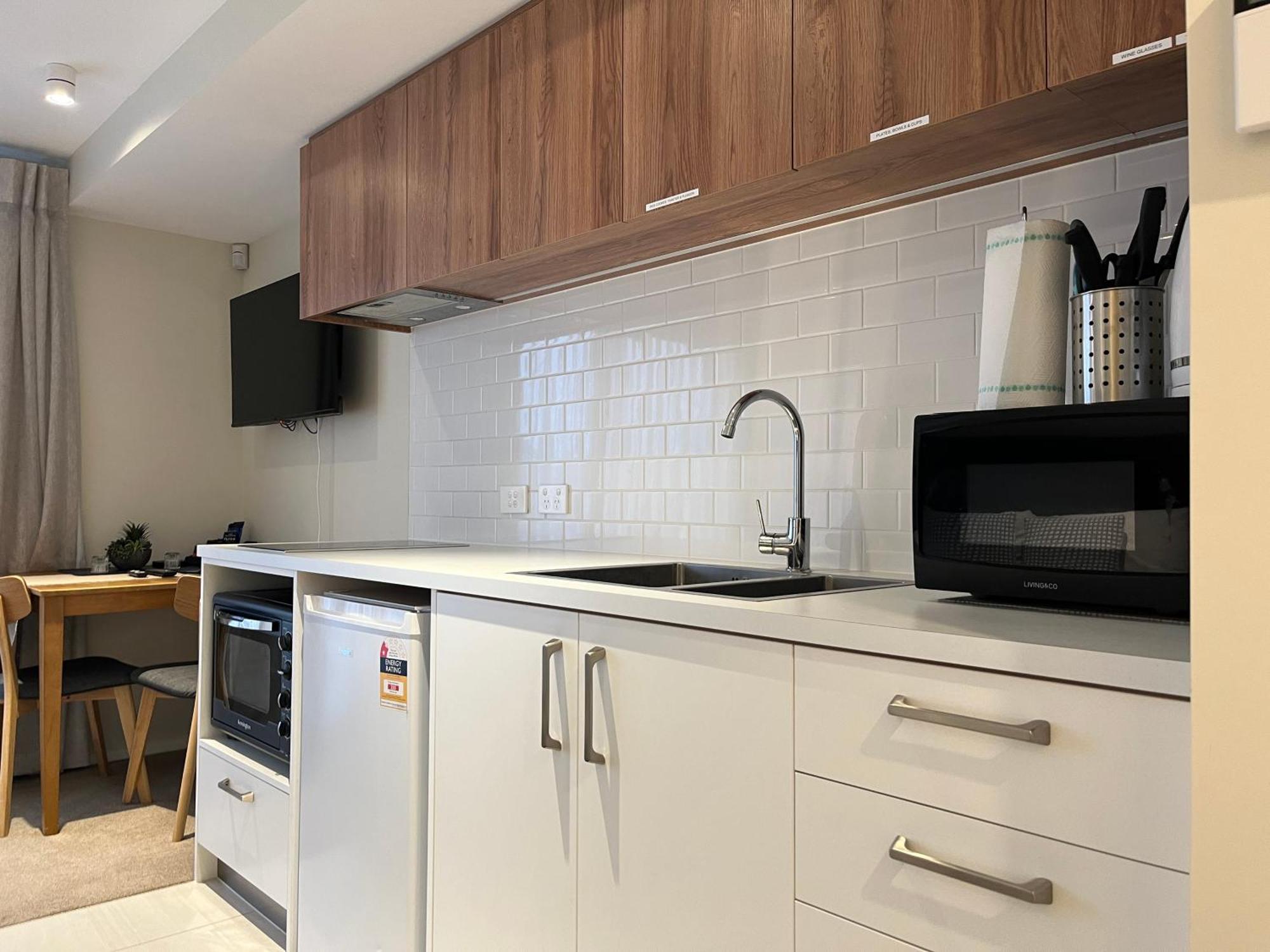 Apartment - 5mins To Airport - Aircond - Free Wifi - Walk To Centre *