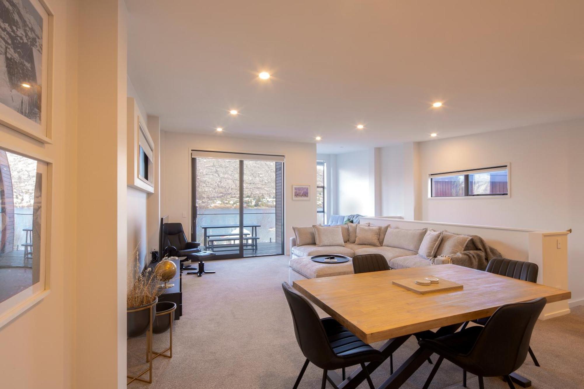 Stylish 2-br Home, Scenic Balcony, Key Amenities Holiday home Queenstown