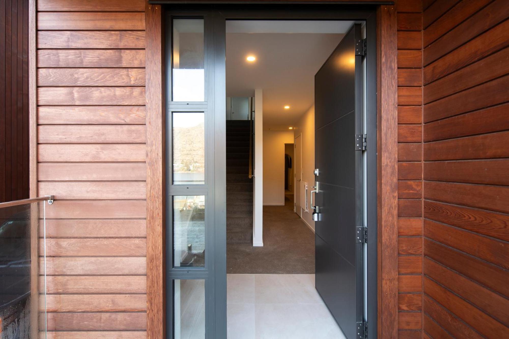 Stylish 2-br Home, Scenic Balcony, Key Amenities Queenstown