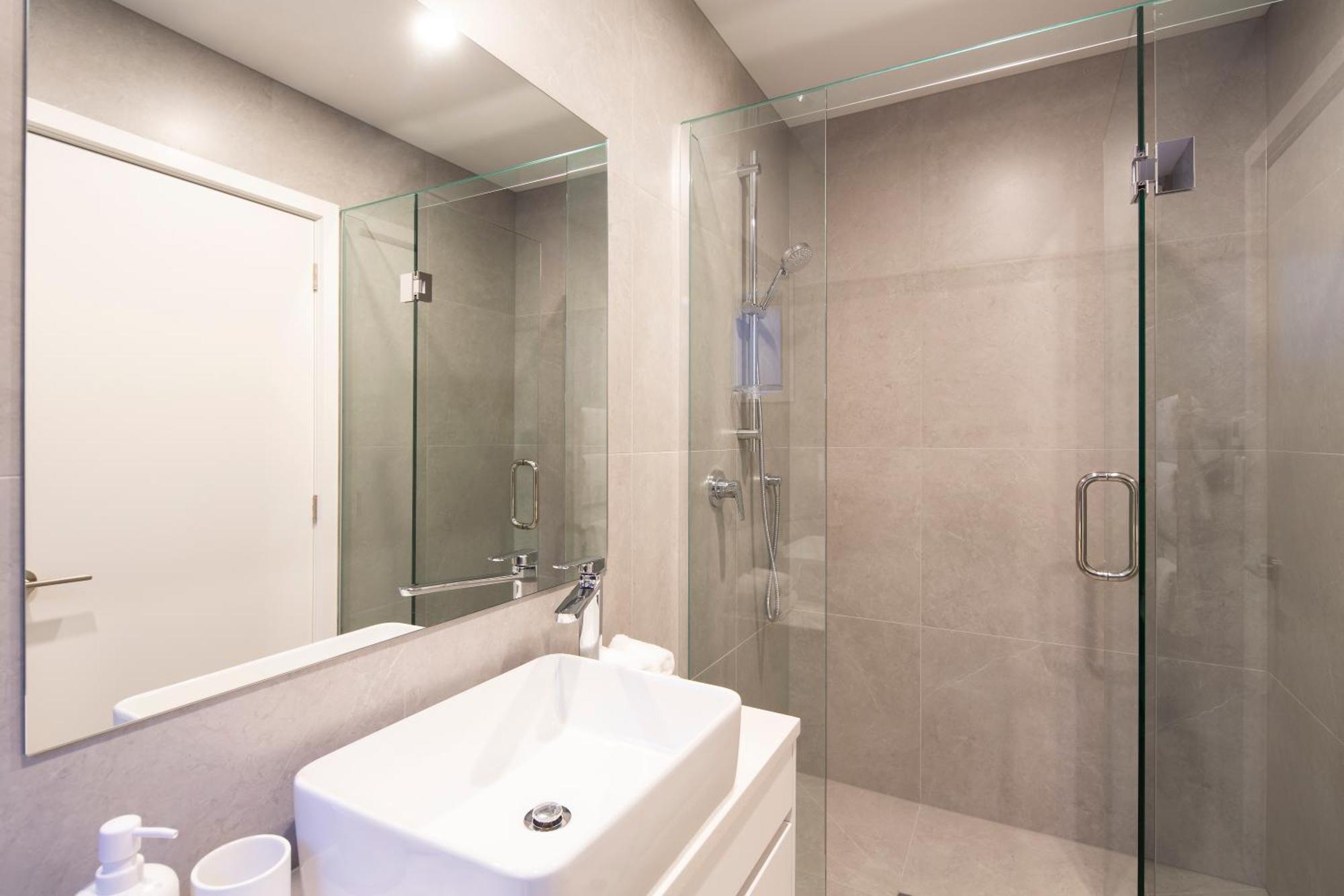 Stylish 2-br Home, Scenic Balcony, Key Amenities Holiday home Queenstown
