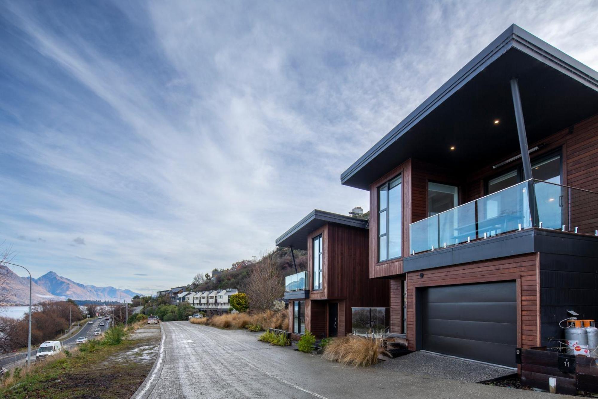 Stylish 2-br Home, Scenic Balcony, Key Amenities *