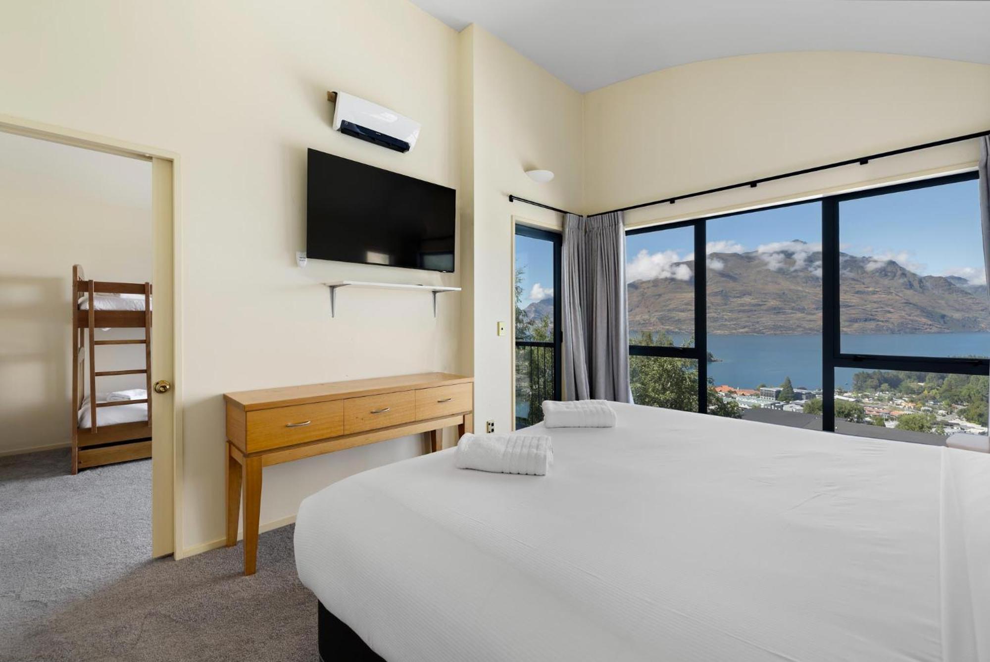 Belfast Retreat - Views And Pool Queenstown