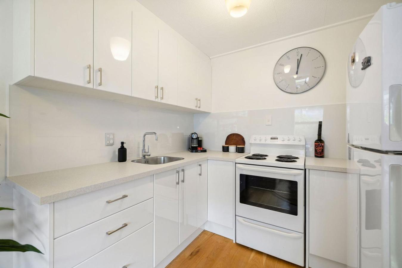 Apartment Stones Throw Away -