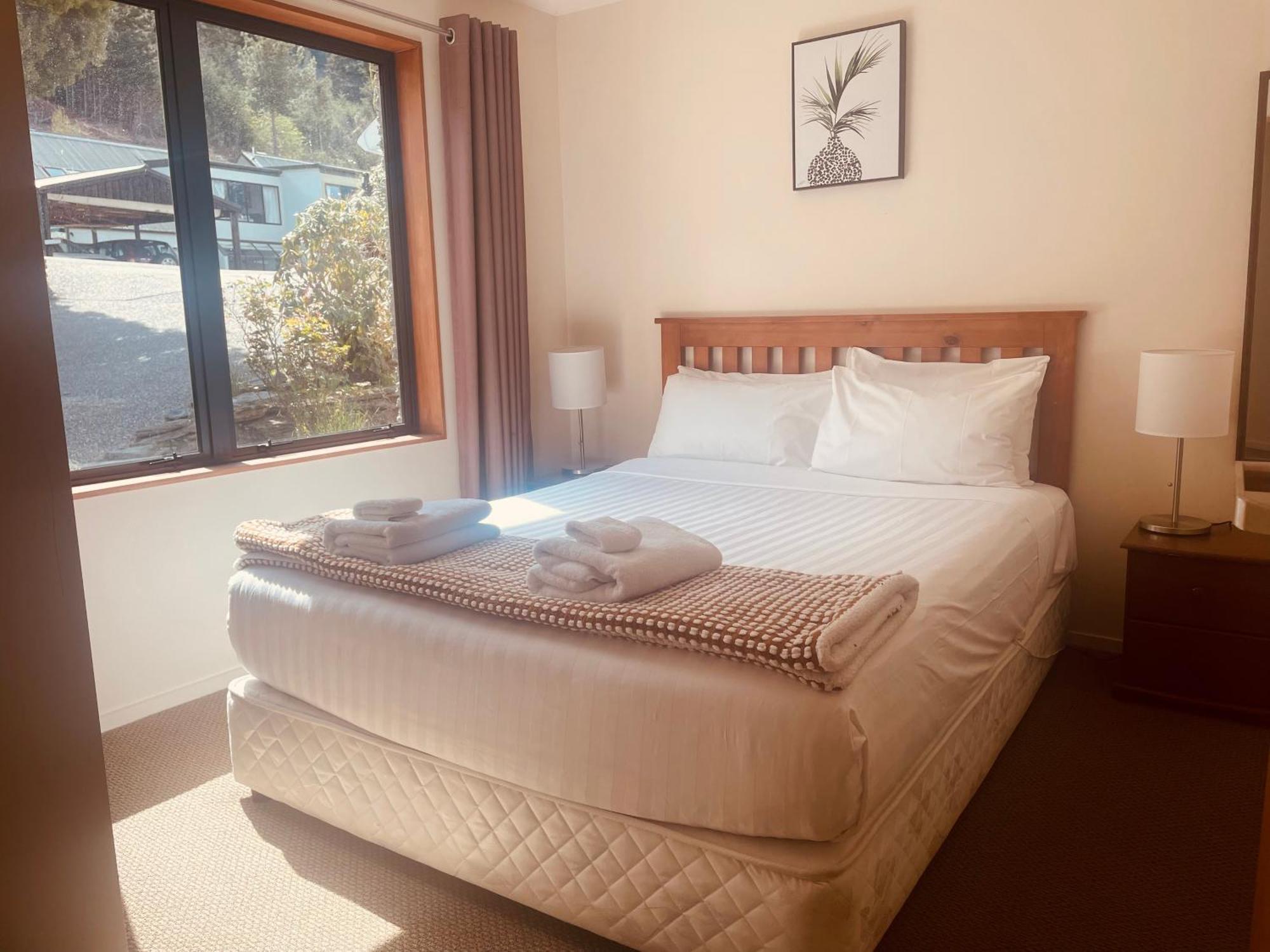 Ming's Lakeside Goldleaf Bed & Breakfast