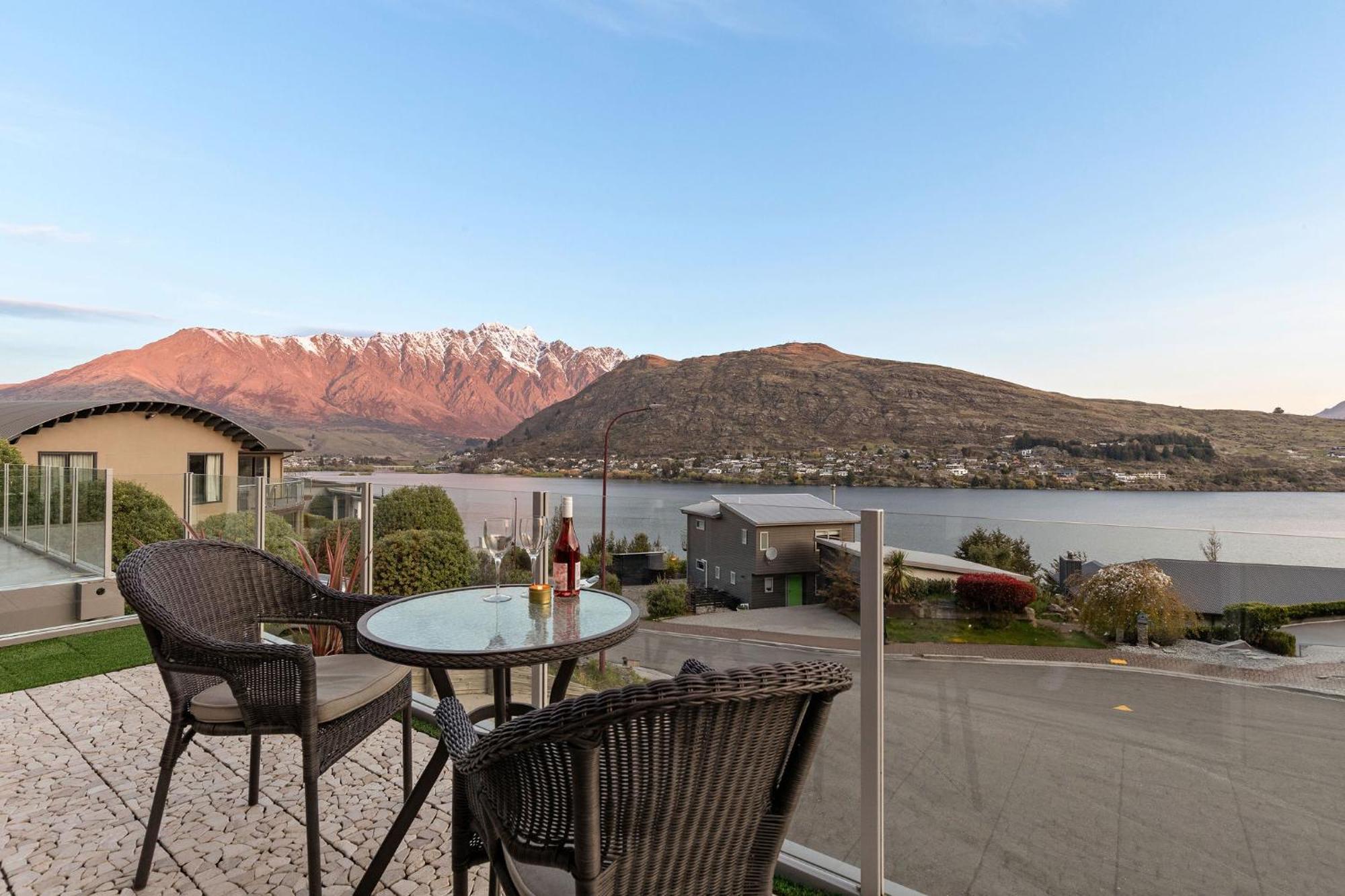 Views On De La Mare Place, 3 Bdr, Free Wi-fi & Parking *