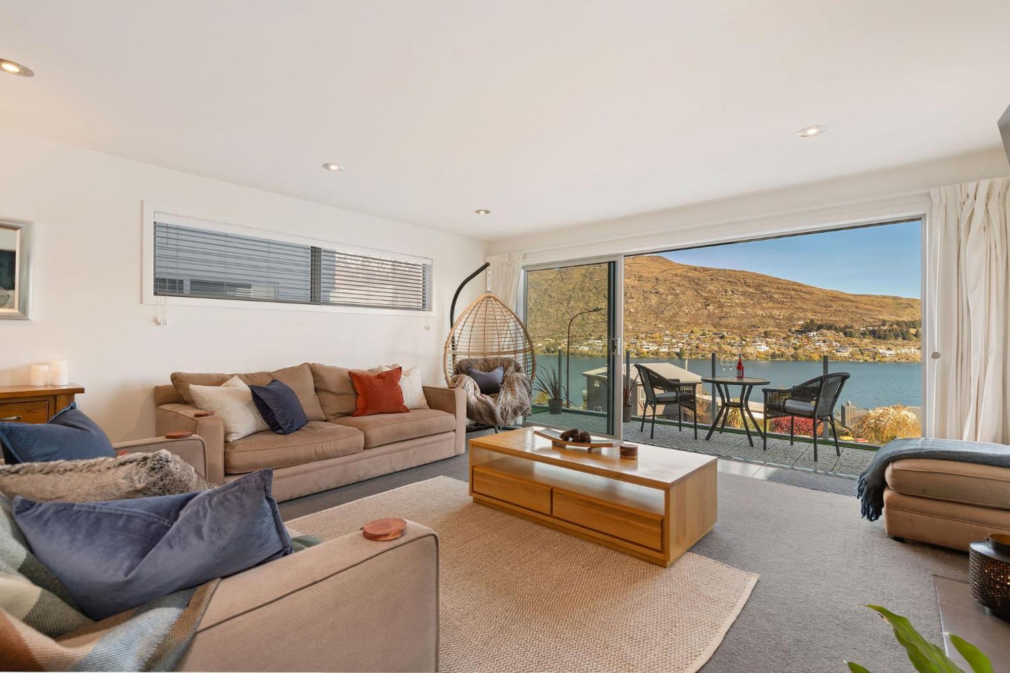 Views On De La Mare Place, 3 Bdr, Free Wi-fi & Parking *