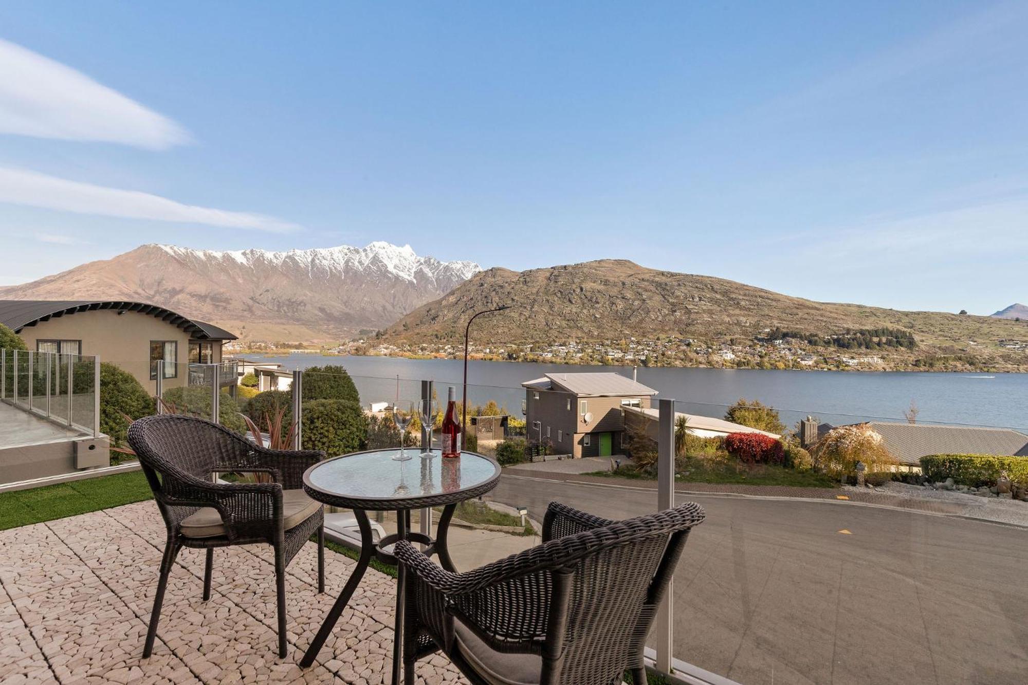 Views On De La Mare Place, 3 Bdr, Free Wi-fi & Parking Holiday home