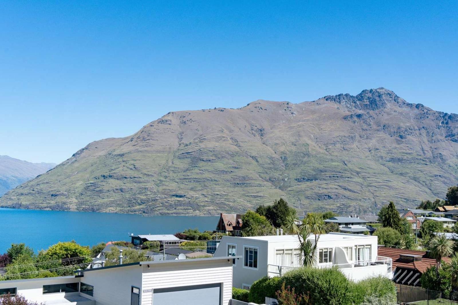 Spectacular Views Large 3-bedroom House *