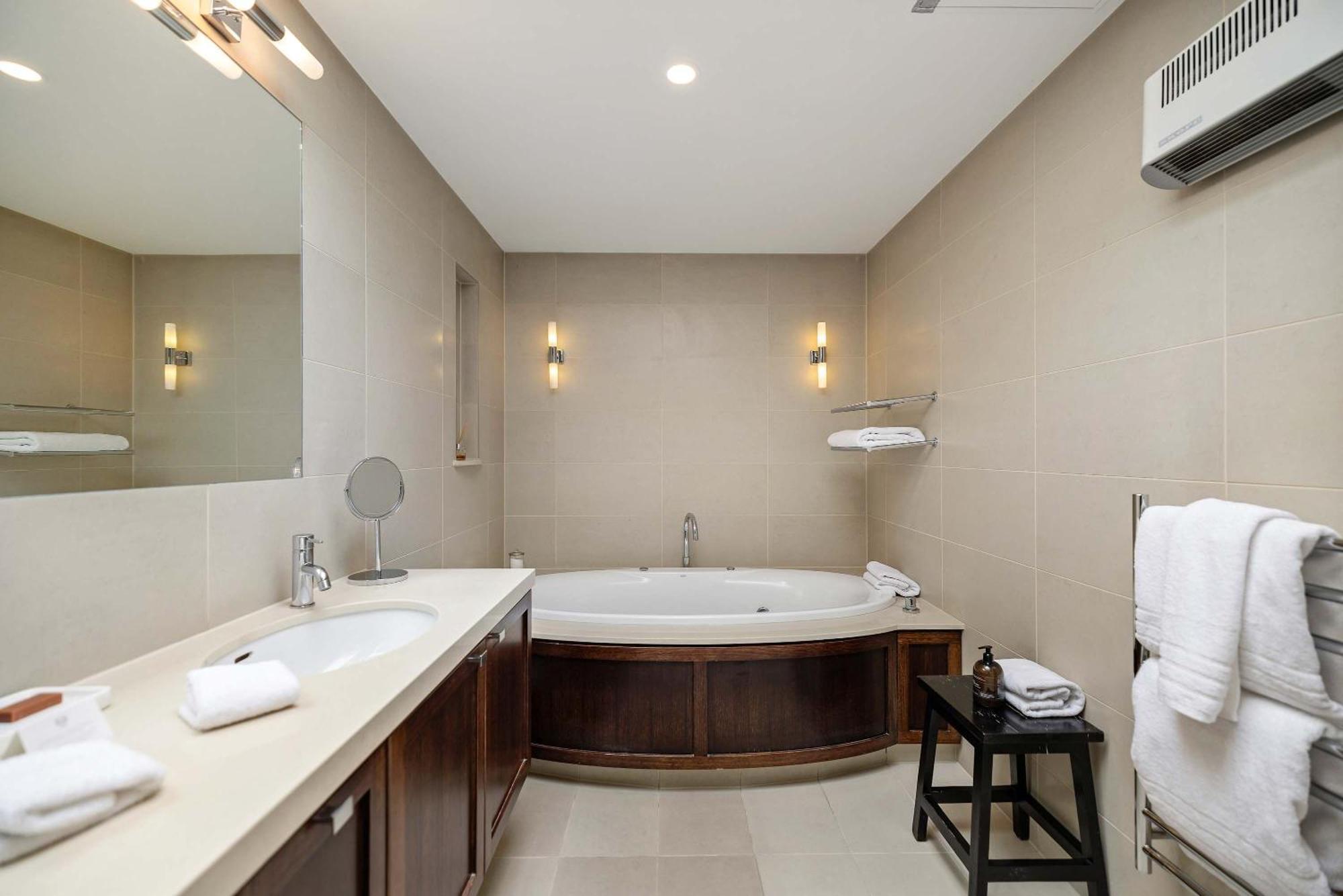 Creighton 2- Spacious Lakeshore Queenstown