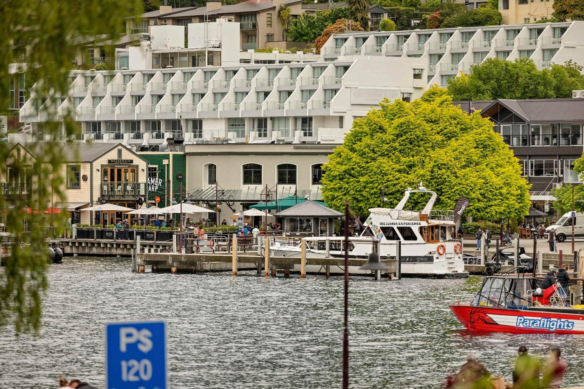 Creighton 2- Spacious Lakeshore Queenstown