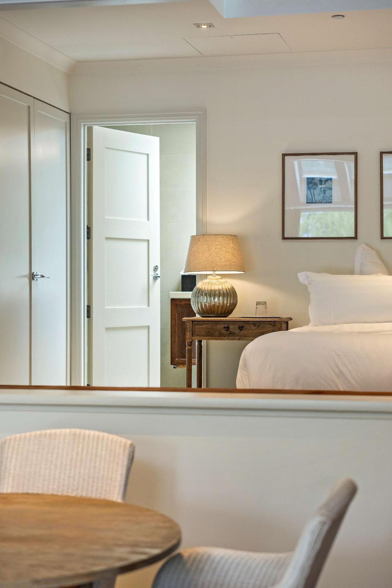 Creighton 2- Spacious Lakeshore Apartment