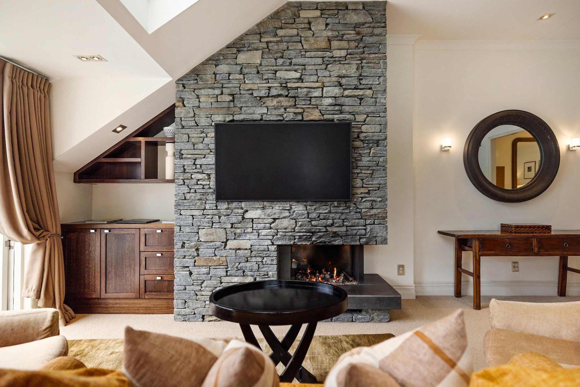Creighton 2- Spacious Lakeshore Apartment
