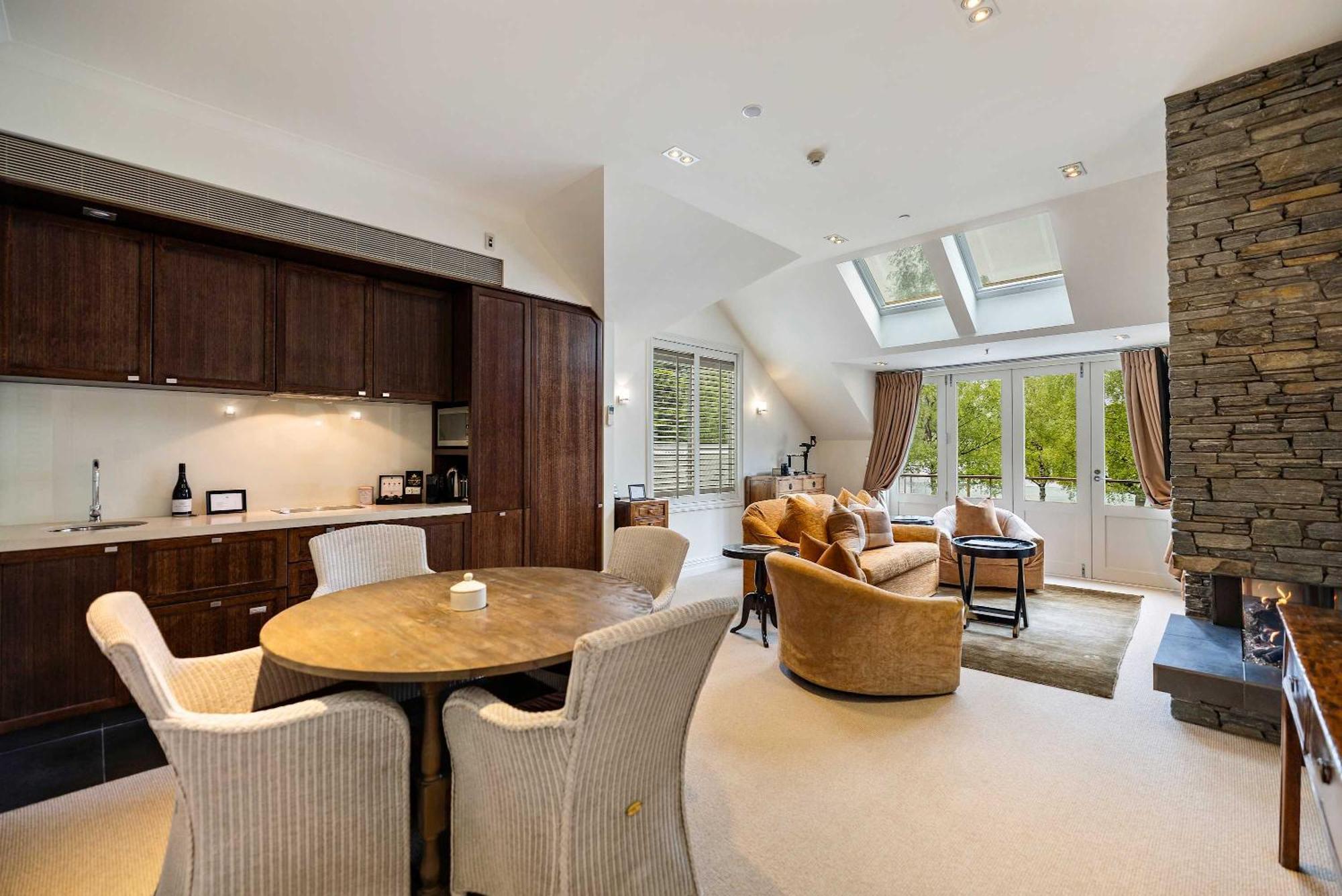 Creighton 2- Spacious Lakeshore