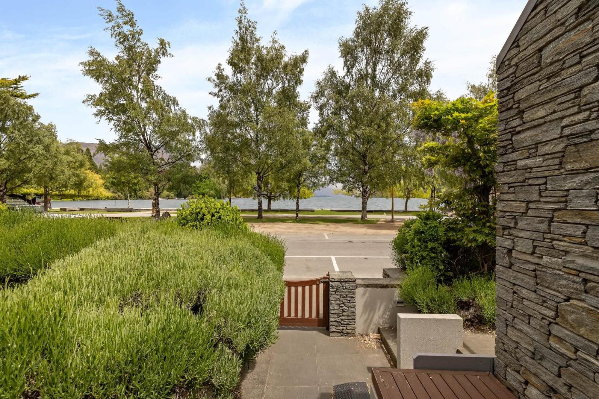 Lakeshore With Conservatory And Terrace * Queenstown