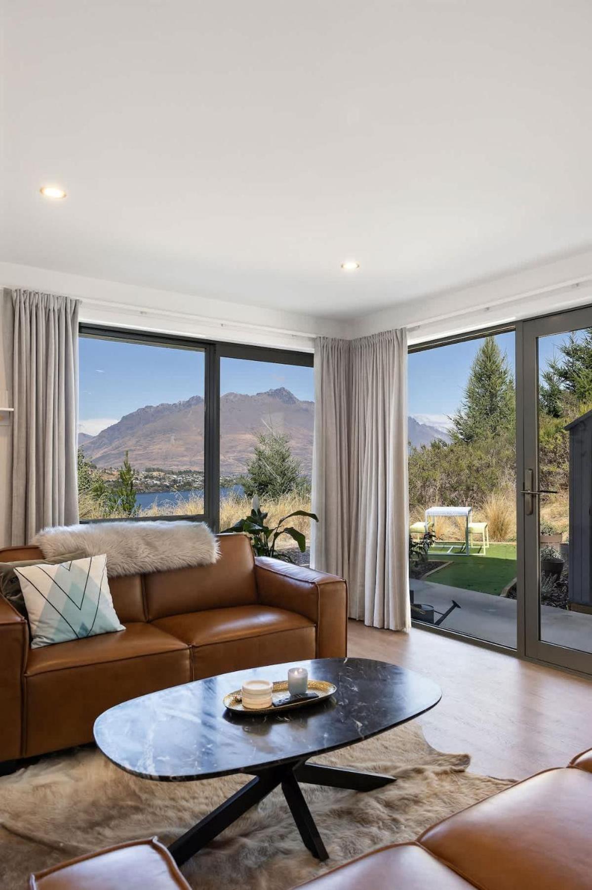 Lakeside Mountain Haven Apartment