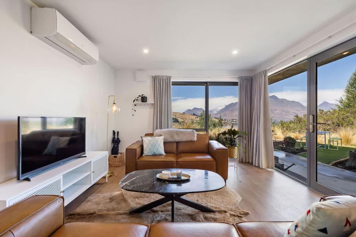 Lakeside Mountain Haven Apartment