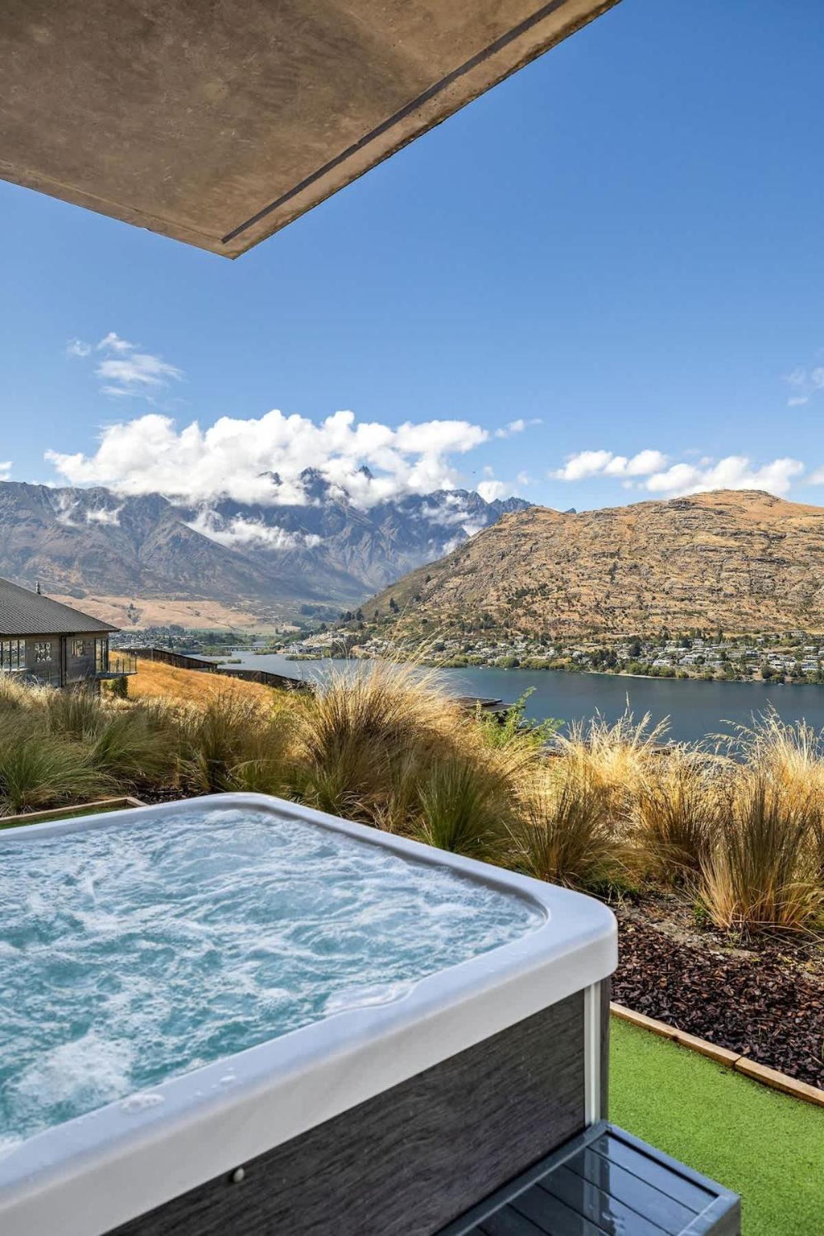 Lakeside Mountain Haven Apartment