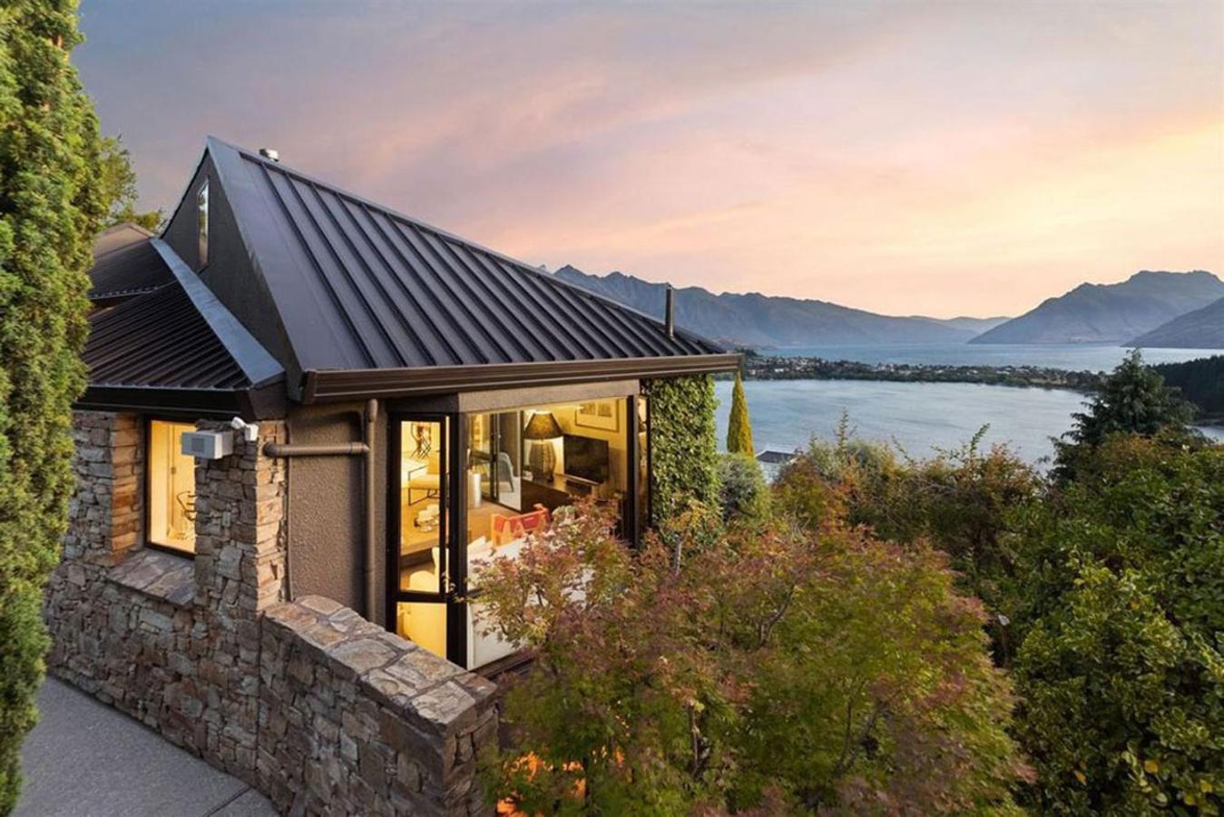 Qt Paradise: Panoramic Views & Elegant Comfort