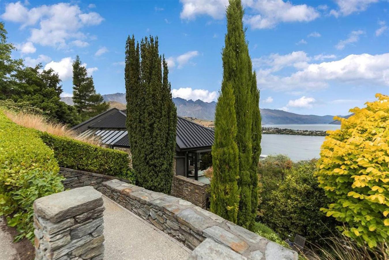Holiday home Qt Paradise: Panoramic Views & Elegant Comfort Queenstown