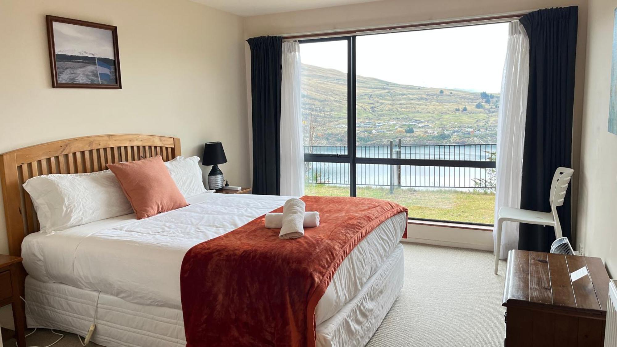 Ming's Lakeside Goldleaf No 12 Queenstown