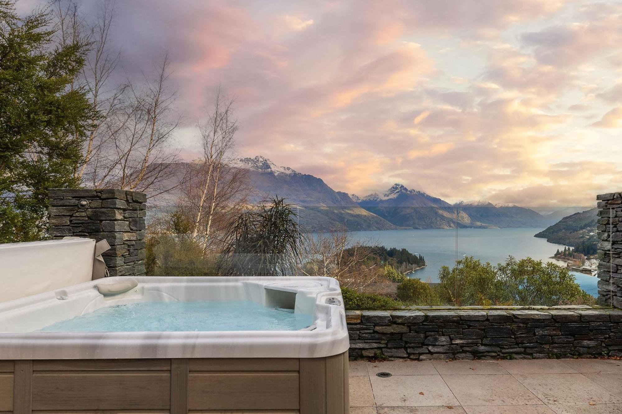 Belfast Retreat - Views And Pool * Queenstown