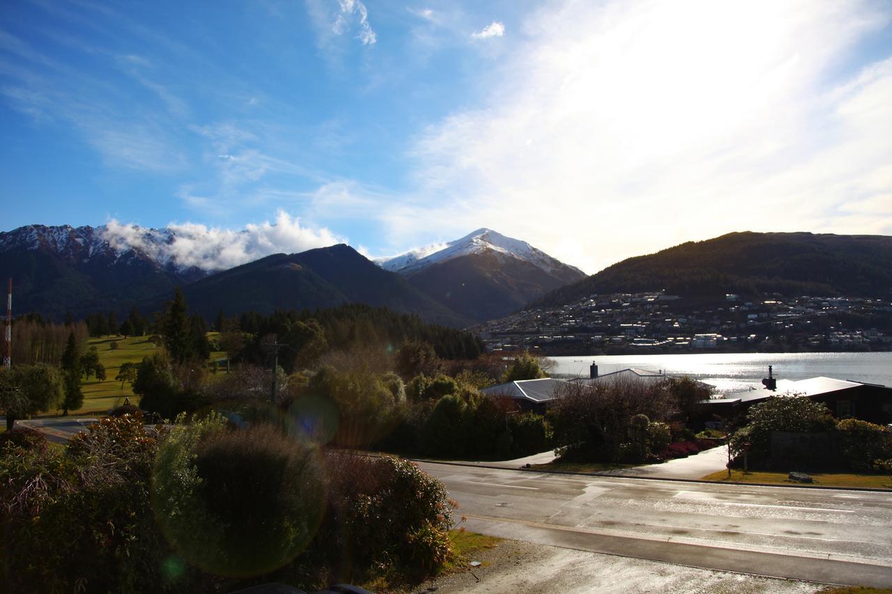Sunny Lakeside Haven Holiday home Queenstown