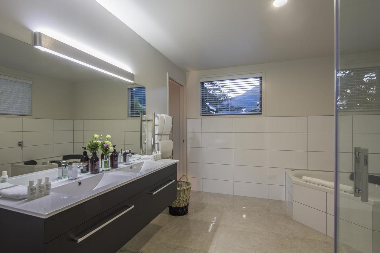 Lakefront Luxury By Amazing Accom Holiday home Queenstown