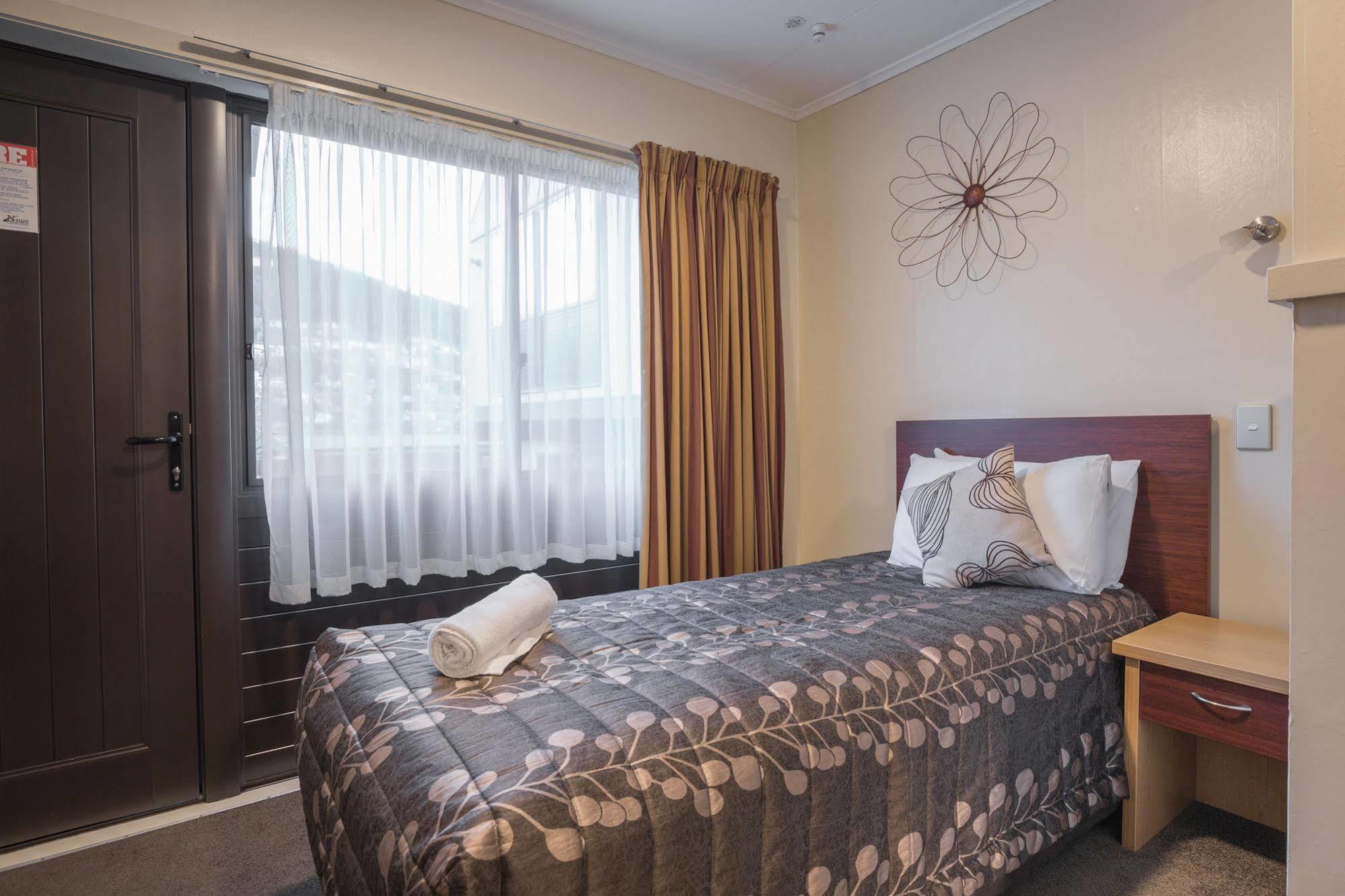 Lomond & Motel 4*