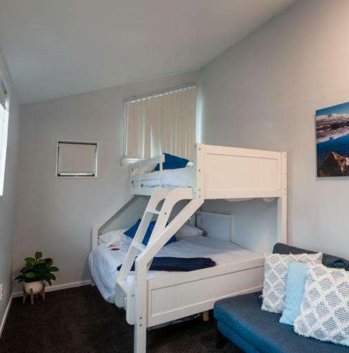 Central, Modern Loft Style - 2 Min Walk From Town
