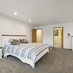 Huge Lakefront Delight - Queenstown Holiday Home