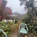Retro Cosy Unit With Lake Views And Patio Walk To Town