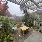 Retro Cosy Unit With Lake Views And Patio Walk To Town