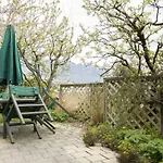 Cosy: Shared Spa Pool And Walk To Town