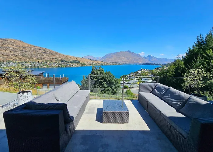 Stunning Views - Queenstown Townhouse