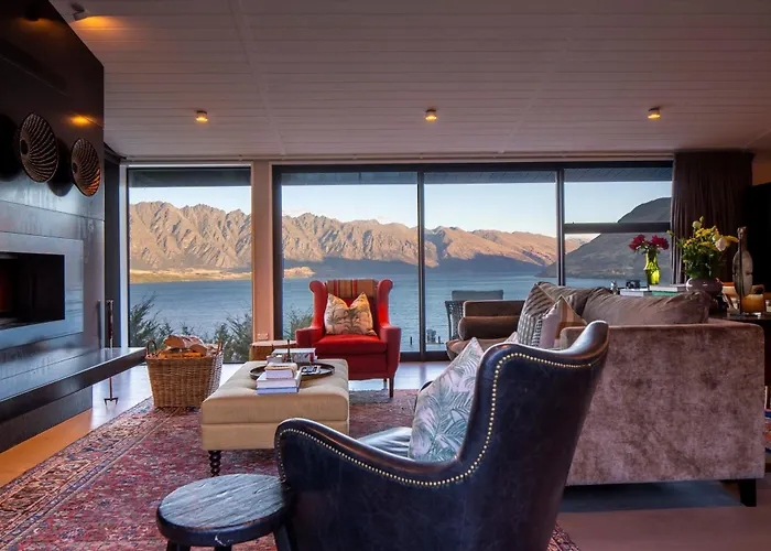11 Aspen Grove - Stunning Lake Views And Spa Pool